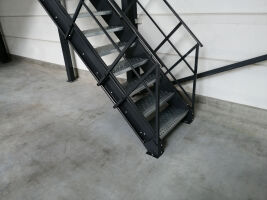 Treppen zu den Lagerbühnen Unterkante 2.100 mm