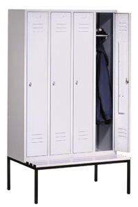 Garderobenschr., untergeb. Sitzb.,