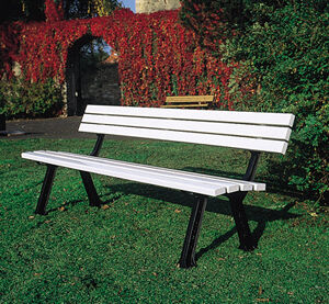Bank mit Gußeisenfüßen und PVC-Latten,