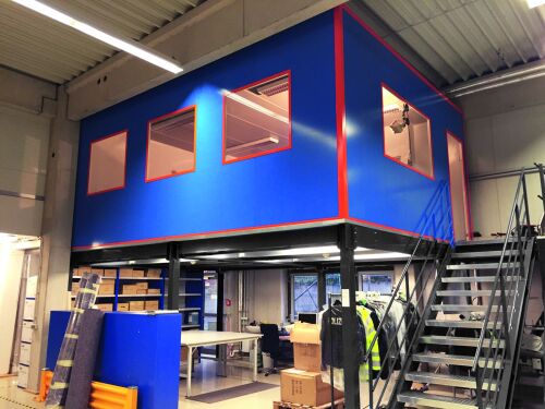 LAGERBÜHNE MIT BODEN - 2.400 X 16.000 X 20.000 MM (HXBXT) - 350 KG/QM - Graphitgrau RAL 7024